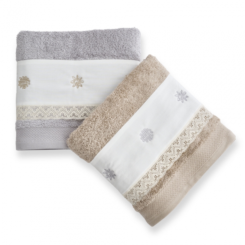 Toalla bordada "Darse la mano" Toalla bordada "Darse la mano"